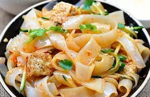 想自制涼皮卻不會(huì)做調(diào)料水 大廚教你這樣做,比買的好吃多了