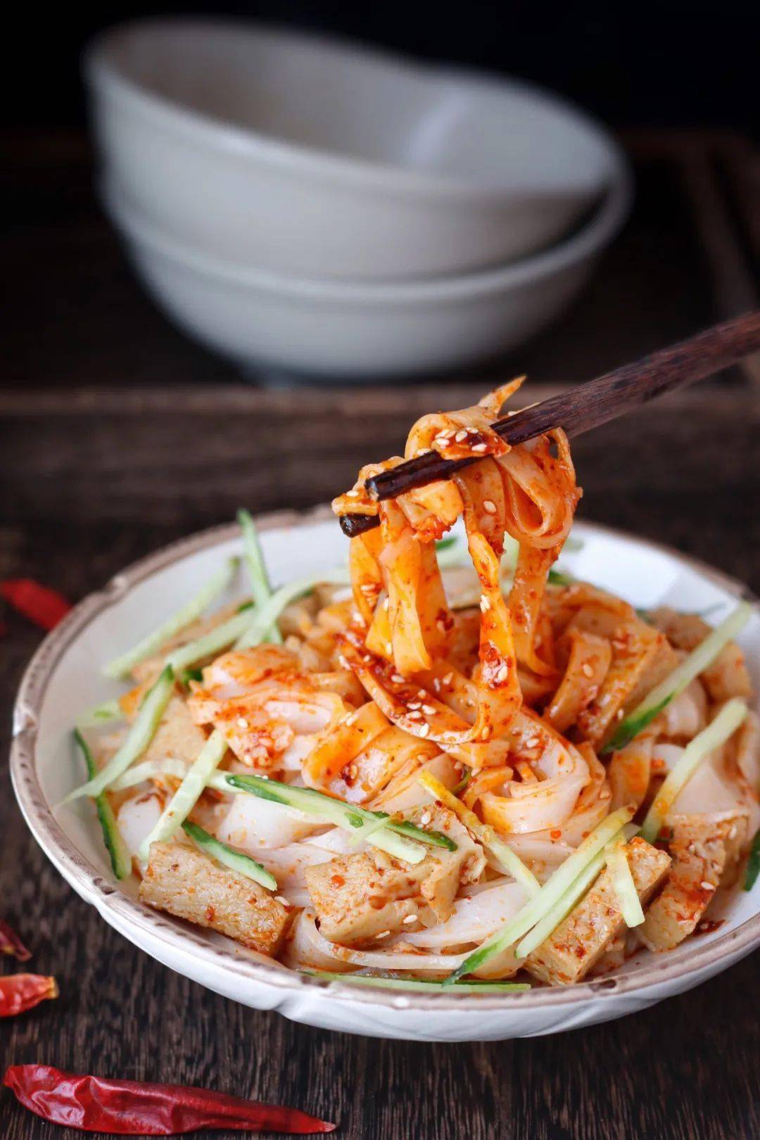 在家自制涼皮，簡(jiǎn)單又干凈，看著都流口水