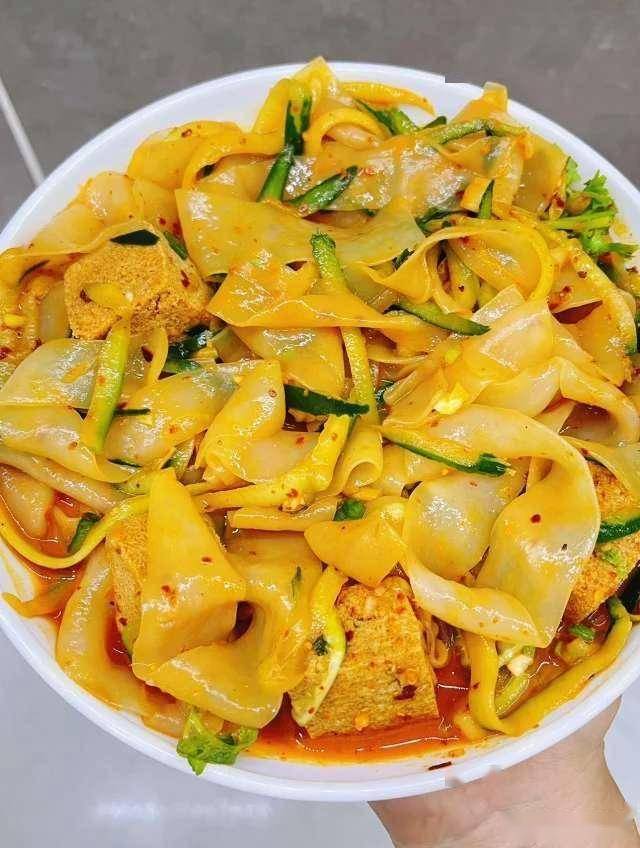 涼皮勁道有秘方，多加這一物，筋道爽滑不發(fā)硬，比小吃店的還好吃